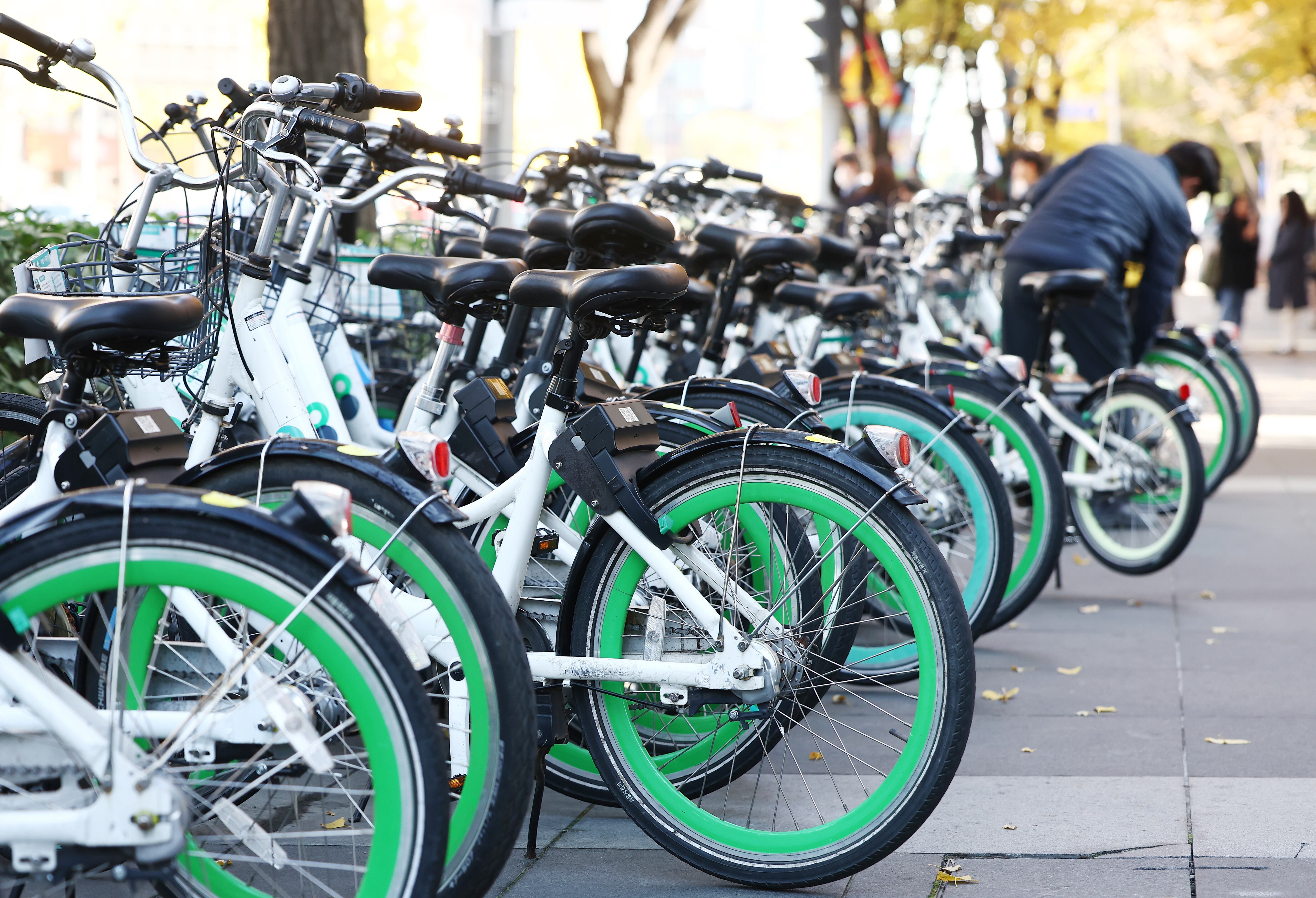 서울 시내의 한 따릉이 대여소에서 시민들이 따릉이를 이용하고 있다. /뉴스1