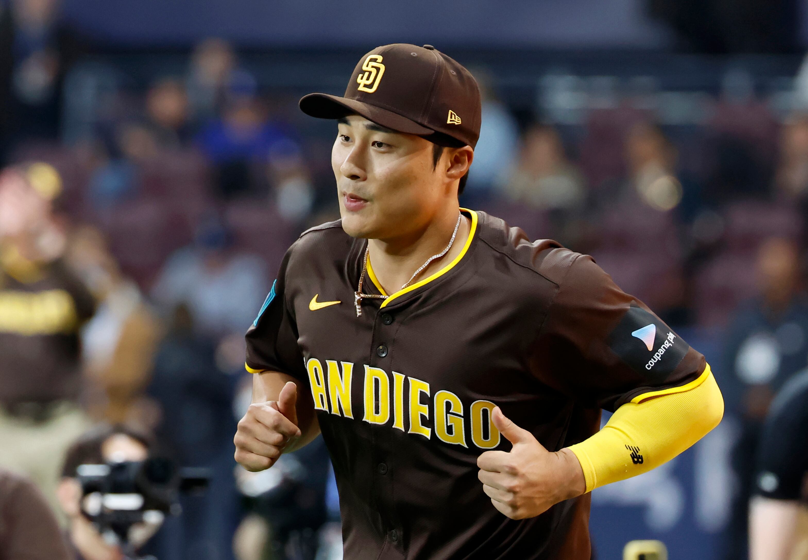 2024년 8월 서울 구로구 고척스카이돔에서 열린 2024 미국 메이저리그(MLB) 월드투어 서울시리즈 공식 개막전 샌디에이고 파드리스와 LA 다저스의 2차전 경기, 샌디에이고 김하성이 그라운드에 입장하고 있다./뉴스1