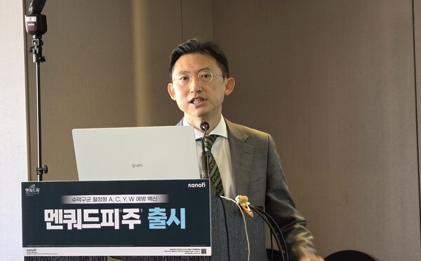 사노피 한국법인이 13일 개최한 ‘멘쿼드피’ 국내 출시 기념 간담회에서 이진수 인하대병원 감염내과 교수가 수막구균 예방의 중요성에 대해 설명하고 있다. / 김동명 기자