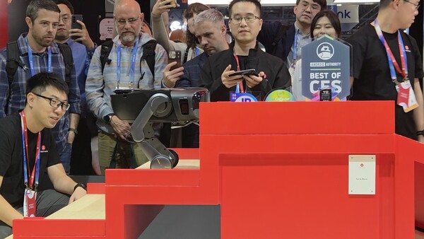 로보락이 세계 최초 2륜 다리를 탑재한 로봇청소기 ‘사로스 로버’를 시연하고 있다. / 이선율 기자