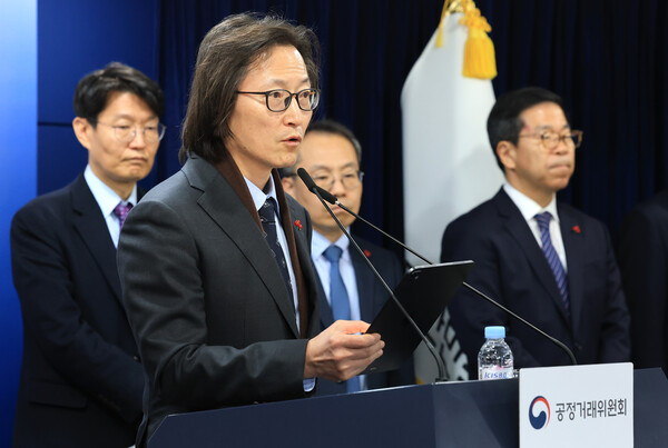 주병기 공정거래위원장이 2025년 12월 19일 서울 종로구 정부서울청사에서 업무보고 사후 브리핑을 하고 있다. / 뉴스1