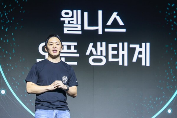 4월 23일 서울시 광진구 워커힐 호텔앤리조트에서 열린 웰니스 로보틱스 브랜드 ‘나무엑스(NAMUHX)’ 쇼케이스에서 최성환 SK네트웍스 사업총괄 사장 겸 나무엑스 EA(Executive Advisor)가 웰니스 로봇을 처음으로 공개하고 있다. / SK인텔릭스