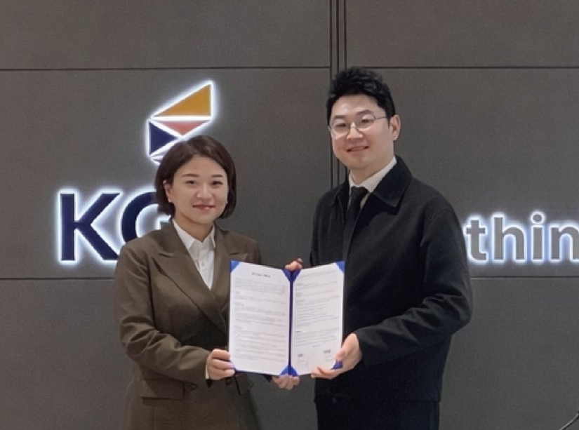 정은아 수산아이앤티 대표이사(왼쪽)와 이상준 KG ICT 대표이사가 MOU 기념 촬영을 하고 있다. / 수산아이앤티