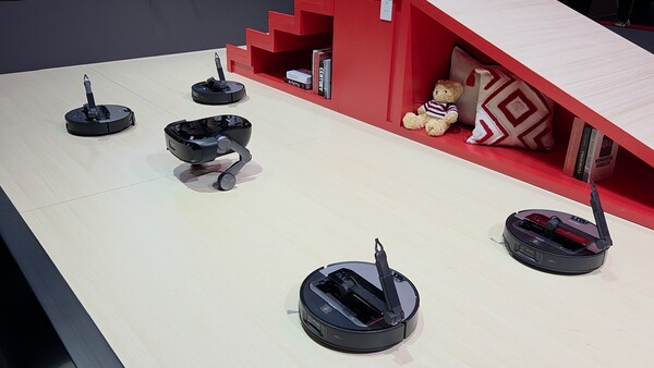 로보락이 지난해 'CES 2025'에서 선보인  로봇청소기 ‘사로스 Z70’와 올해 'CES 2026'에서 세계 최초로 2륜 다리 구조를 적용한 로봇청소기 ‘사로스 로버’를 내세워 청소 퍼포먼스를 하고 있다. / 이선율 기자