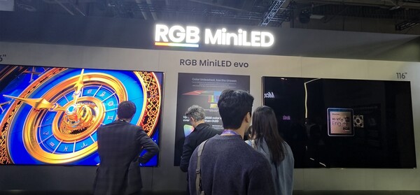 하이센스 부스내 RGB 미니 LED 에보. 기존 RGB(적·녹·청) 구조에 보조 청색 광원을 더한 미니 LED와 자체 AI 칩을 결합해, 대형 화면에서도 색 번짐을 줄이고 보다 자연스러운 색 표현을 구현했다고 설명했다. / 이선율 기자