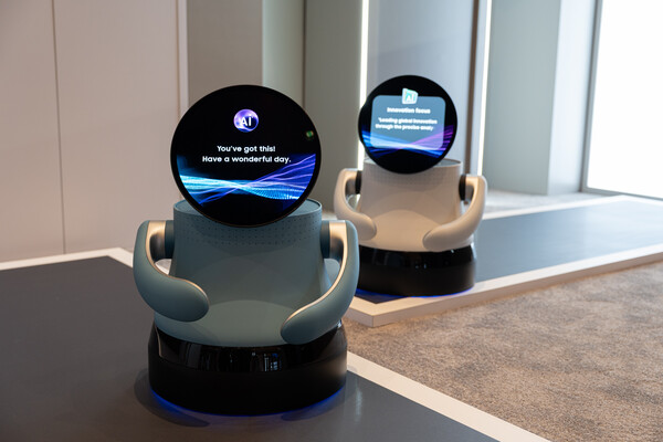 삼성디스플레이가 오는 6~9일 미국 라스베이거스에서 개최되는 'CES 2026' 기간 고객 대상 프라이빗 전시에서 선보일 미래형 콘셉트 제품 'AI OLED 봇' / 삼성디스플레이