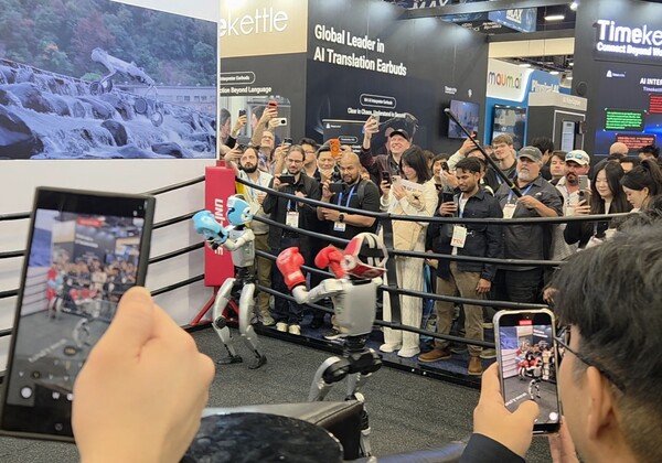 유니트리의 휴머노이드 로봇 G1이 실제 권투경기를 펼치고 있다. / 이선율 기자