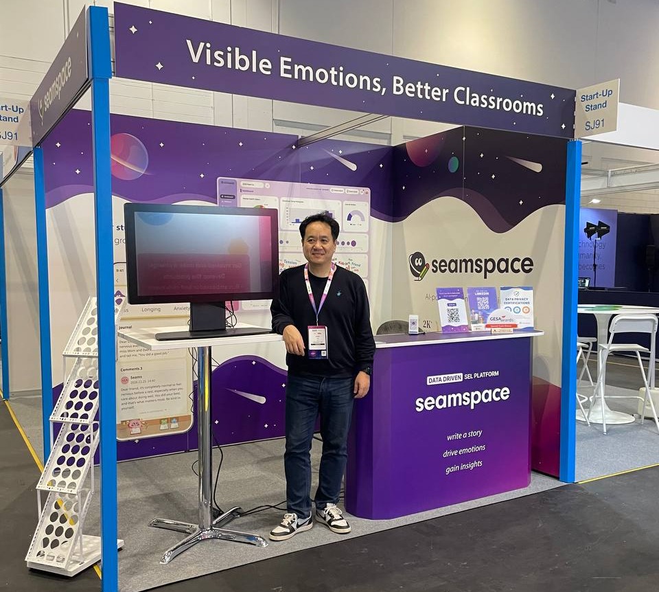 오정섭 테바소프트 대표가 Bett 2026 부스앞에서 방문객을 맞을 준비를 하고 있다. / 테바소프트