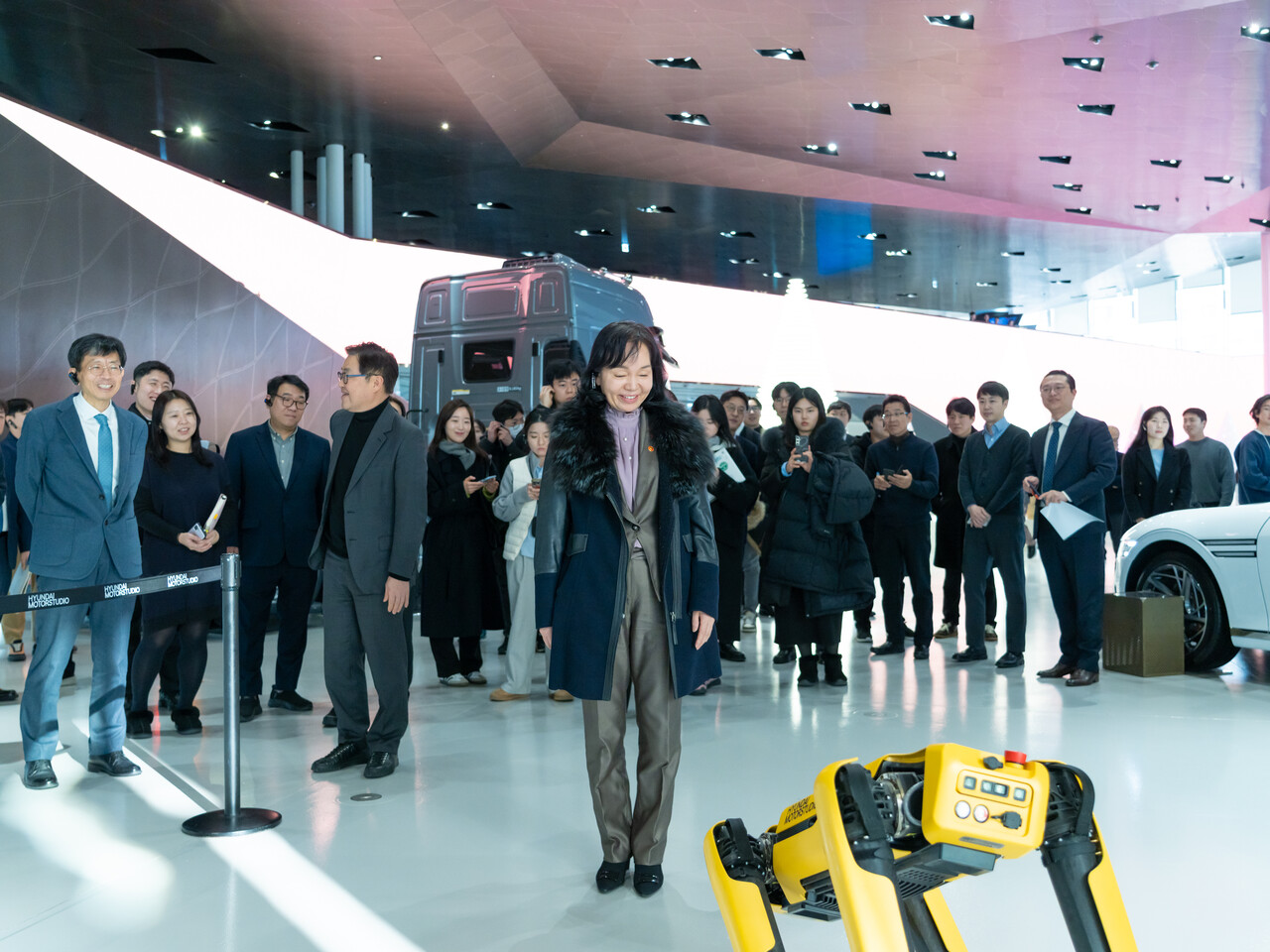 송경희 개인정보보호위원회 위원장이 1월 23일 오후 경기 고양시 현대모터스튜디오에서 개최된 '자율주행차·로봇 분야 개인정보 규제 합리화 현장간담회'에서 전시물을 관람하고 있다. / 개인정보보호위원회