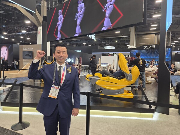 곽도연 바디프랜드 대표가 8일(현지시각) 'CES 2026' 바디프랜드 부스에 전시된 AI 헬스케어 로봇 ‘733’ 앞에서 파이팅을 하고 있다. / 이선율 기자