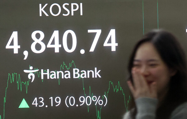 코스피 종가가 사상최고치를 기록한 16일 오후 서울 중구 하나은행 본점 딜링룸 전광판에 증시 종가 시황이 나타나고 있다. 이날 코스피 지수는 전거래일 대비 43.19(0.90%) 포인트 상승한 4,840.74로, 코스닥지수는 3.43(0.36%)포인트 상승한 954.59로 장을 마감했다. /뉴스1