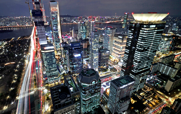 서울 영등포구 여의도 증권가 일대에 불이 밝혀져 있다. / 뉴스1