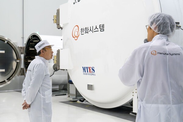 김승연 한화그룹 회장이 한화시스템 제주우주센터 내 진공상태, 극저온(-180℃), 극고온(150℃) 환경을 모사한 우주환경 시험장을 살펴보고 있다. / 한화그룹