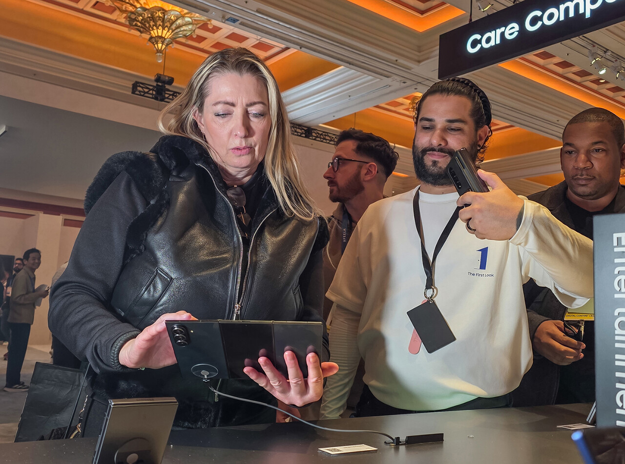 관람객이 미국 라스베이거스에서 열리는 세계 최대 전자 전시회 'CES 2026'에 마련된 윈호텔 삼성전자 단독 전시관에서 삼성전자 '갤럭시 Z트라이폴드'를구경하고 있다. / 삼성전자