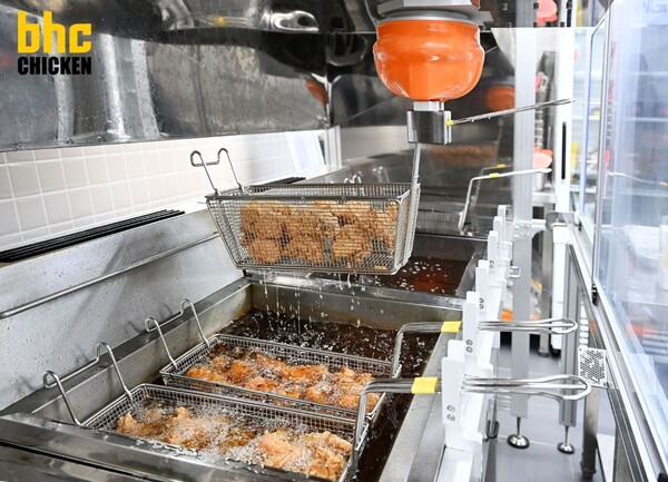 다이닝브랜즈그룹의 치킨 브랜드 bhc는 튀김 로봇 '튀봇' 도입 매장을 전국 40곳으로 확대했다. / bhc