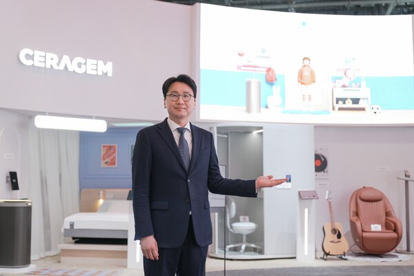 세라젬이 1월 6일부터 9일까지(현지시간) 미국 라스베이거스에서 열리는 세계 최대 가전·IT 전시회 CES 2026에 참가해, ‘AI 웰니스 홈’을 주제로 미래 주거형 헬스케어 모델을 선보였다. 이경수 세라젬 대표가 자사 부스에서 포즈를 취하고 있다. / 세라젬