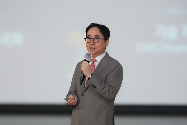 장덕현 삼성전기 사장이 2025년 10월 31일 부산사업장에서 열린 창립기념식에서 기념사를 하고 있다. / 삼성전기