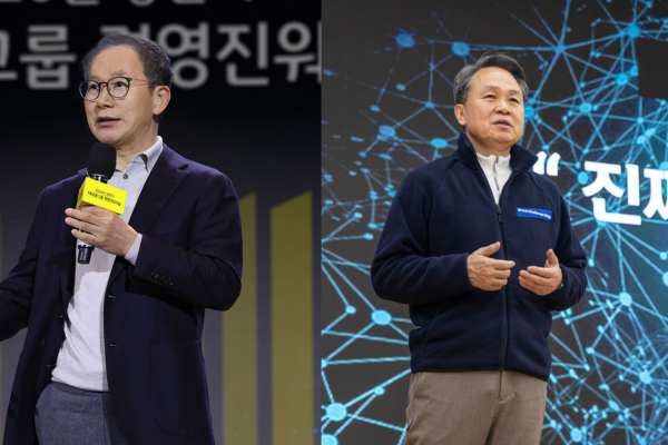 (왼쪽)양종희 KB금융그룹 회장은 지난 9일 진행된 ‘2026년 상반기 그룹 경영진 워크숍’에서 그룹 경영진을 대상으로 CEO 특강을 진행하고 있다. (오른쪽)진옥동 신한금융그룹 회장은 지난 8일부터 10일까지 2박 3일에 걸쳐, 경기도 용인에 위치한 신한은행 블루캠퍼스에서 열린 ‘2026년 경영전략회의’에서 강평을 하고 있다./각 사 제공