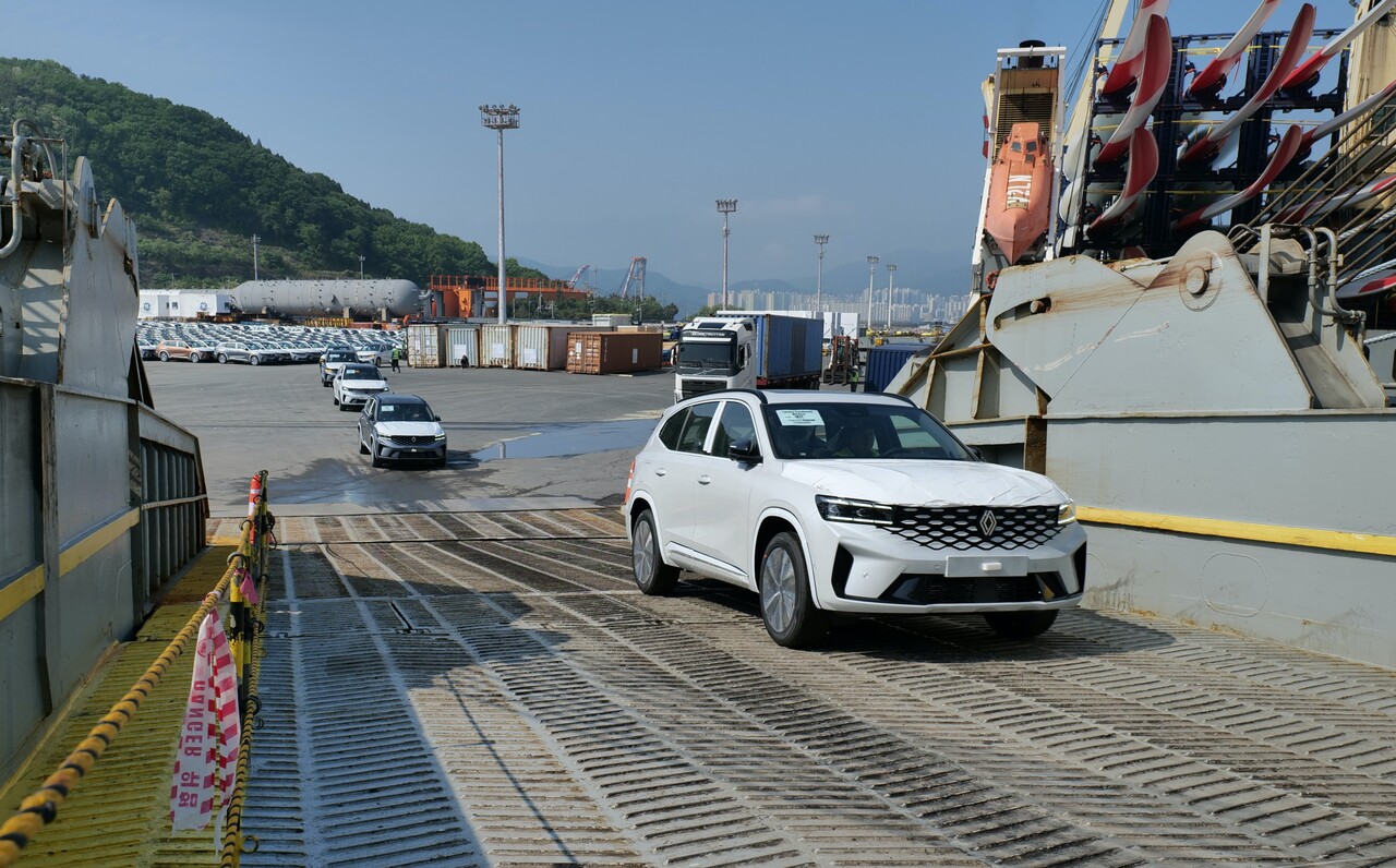중남미 수출 초도 물량 선적 중인 그랑 콜레오스. / 르노코리아 