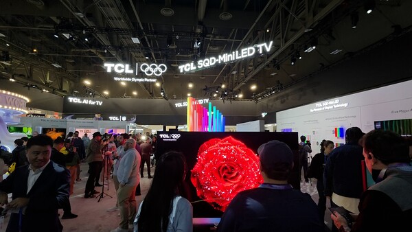TCL은 다양한 크기의 SQD(슈퍼 퀀텀닷) 미니 LED 라인업을 대거 전시했다. / 이선율 기자