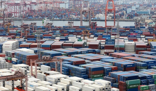 부산항 신선대부두와 감만부두 야적장에 컨테이너가 쌓여 있는 모습. /  뉴스1