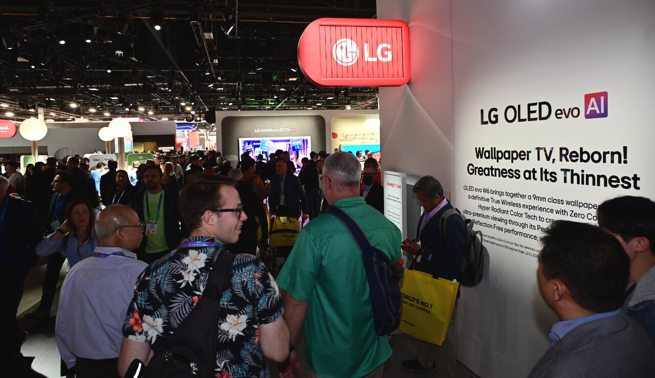 7일(현지시각) 미국 라스베이거스에서 열리고 있는 세계 최대 가전∙IT 전시회 ‘CES 2026’의 LG전자 전시관에 관람객들이 운집해 있다. / LG전자