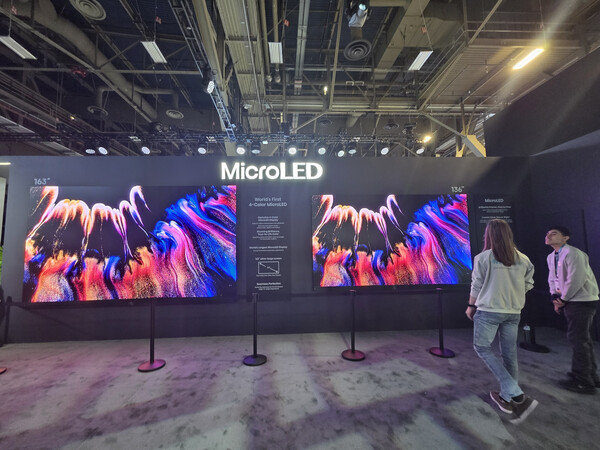 하이센스의 136인치와 163인치 제품. 현재 163인치가 가장 큰 사이즈로 연내 출시를 준비 중인 것으로 알려졌다. / 이선율 기자