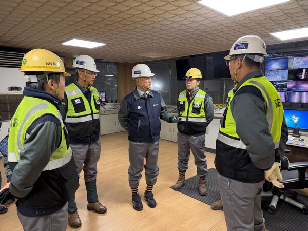장세욱 동국제강그룹 부회장이 2일 인천공장을 방문해 임직원과 대화하고 있다. / 동국제강그룹