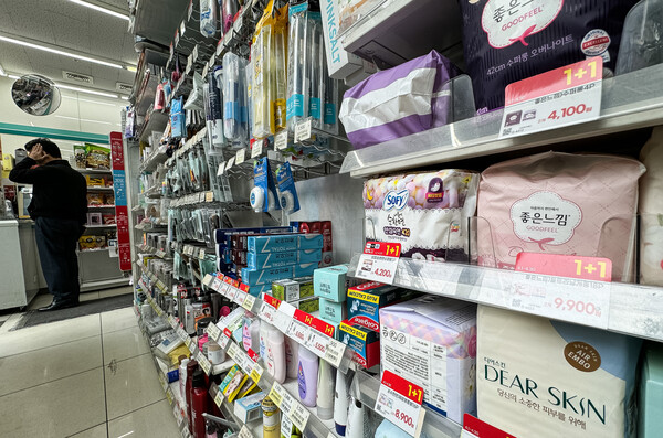 서울시내 한 편의점 매대에 생리대 제품이 진열돼 있다. / 뉴스1