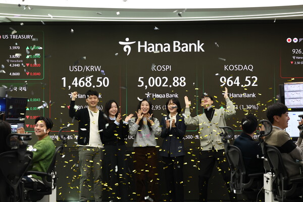 22일 오전 서울 중구 하나은행 본점 딜링룸 현황판에 코스피 지수가 장중 5000p를 넘으며 개장하자 직원들이 환호하고 있다. /뉴스1