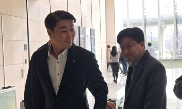 정현석 롯데백화점 대표가 15일 롯데월드타워에서 열린 2026 상반기 VCM에 입장하고 있다. / VCM 공동취재단