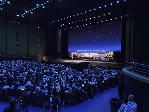 5일(현지 시각) 젠슨 황 CEO는 미국 라스베이거스 퐁텐블루 호텔에서 젠슨 황 엔비디아 최고경영자가 특별강연을 펼치고 있다/ 이선율 기자