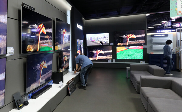 서울 시내 한 대형마트에 진열되어 있는 TV. / 뉴스1