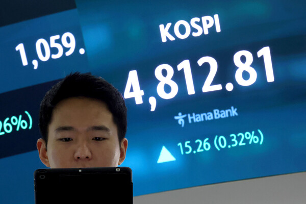 16일 오전 서울 중구 하나은행 딜링룸 현황판에 전장 대비 15.26포인트(0.32%) 상승한 4,812.81에 거래되고 있다. /뉴스1