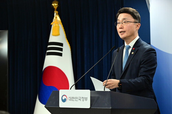 류제명 과학기술정보통신부 2차관이 1월 15일 서울 종로구 정부서울청사에서 독자 AI 파운데이션 모델 프로젝트 1차 단계 평가 결과를 브리핑하고 있다. / 뉴스1