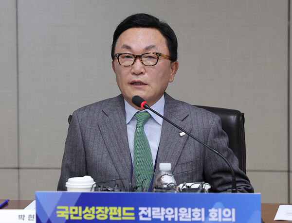박현주 미래에셋그룹 회장이 지난해 12월 서울 여의도 산업은행 본점에서 열린 국민성장펀드 전략위원회 회의에서 모두발언을 하고 있다. /뉴스1
