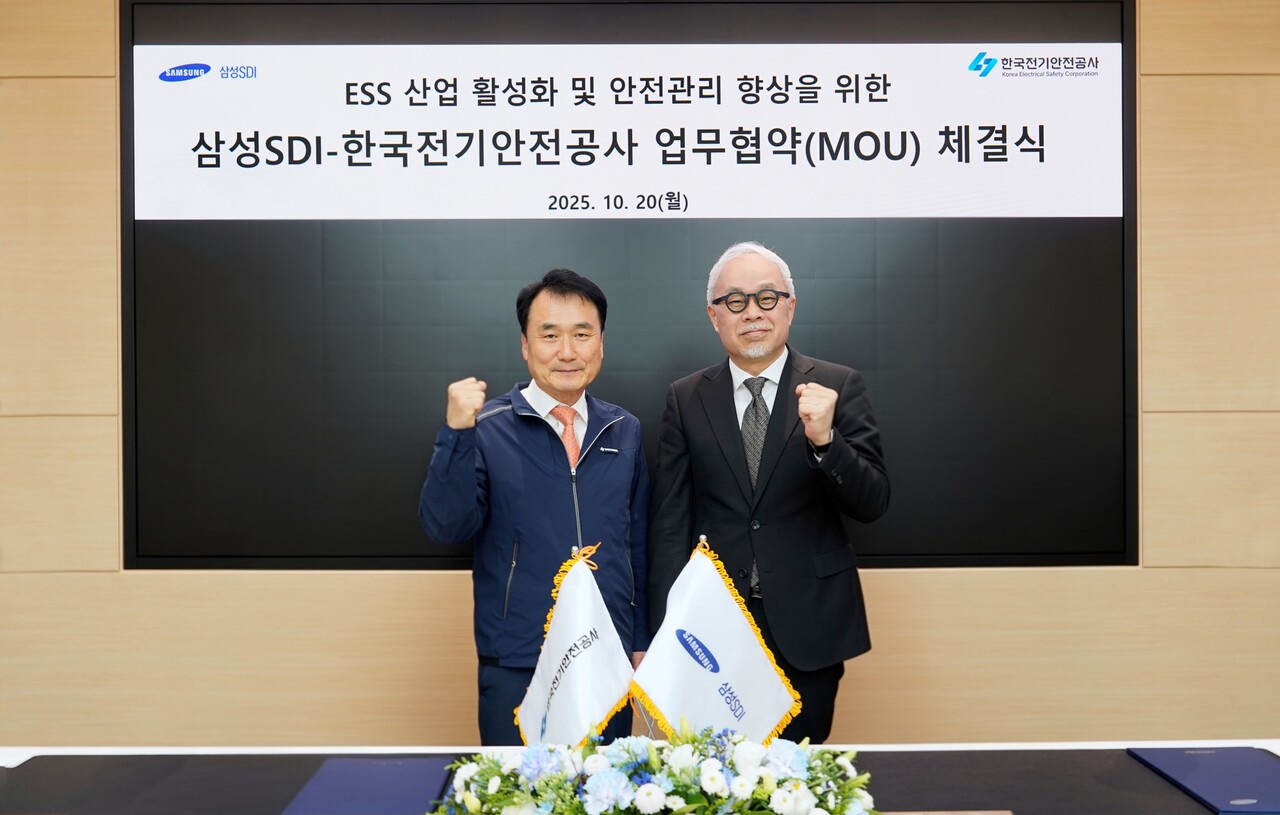 남화영 전기안전공사 대표이사 사장(왼쪽)와 최주선 삼성SDI 대표이사 사장이 20일 삼성SDI 기흥사업장에서 열린 'ESS 등 배터리 관련 산업 발전을 위한 업무협약'을 맺고 기념촬영을 하고 있다. / 삼성SDI