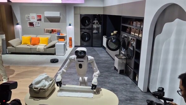 CES 내 LG전자 행사장에서 수건 개기 시연 중인 LG전자 홈 로봇 'LG 클로이드'. / 이선율 기자