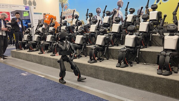  부스터로보틱스는 휴머노이드 로봇 ‘K1’이 마이클잭슨 노래에 맞춰 군무를 추고 있다. / 이선율 기자