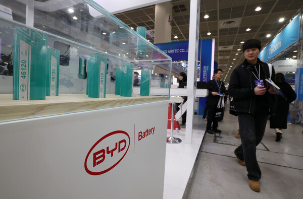 서울 강남구 코엑스에서 개막한 ‘인터배터리 2025’ BYD부스를 찾은 관람객이 배터리를 살펴보고 있다. / 뉴스1