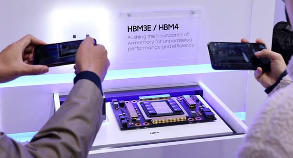 지난해 10월 22일 서울 강남구 코엑스에서 열린 제27회 반도체 대전(SEDEX 2025)을 찾은 관람객이 삼성전자 부스에서 HBM4를 둘러보고 있다. / 뉴스1
