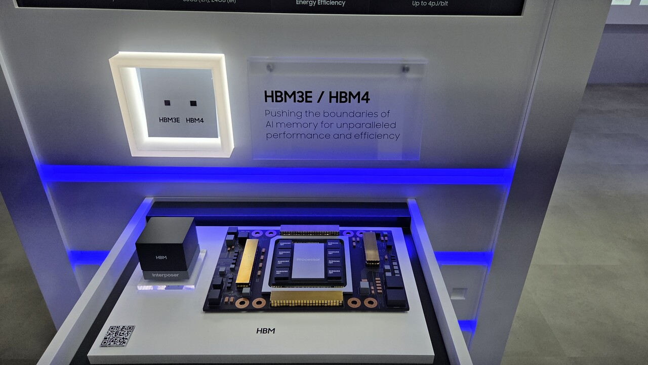 삼성전자가 22일 서울 코엑스에서 열린 ‘반도체대전(SEDEX) 2025’에서 공개한 6세대 고대역폭 메모리(HBM4) 실물 / 이광영 기자