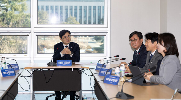 이정문 더불어민주당 디지털자산 TF 위원장이 28일 서울 여의도 국회 의원회관에서 열린 비공개 TF 회의에서 의원들과 대화하고 있다. / 뉴스1