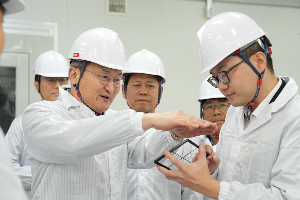 이석희 SK온 사장(왼쪽 두 번째)이 5일 대전 대덕구 스탠다드에너지 생산동에서 김부기 스탠다드에너지 대표(오른쪽)로부터 바나듐이온배터리에 대한 설명을 듣고 있다. / SK온