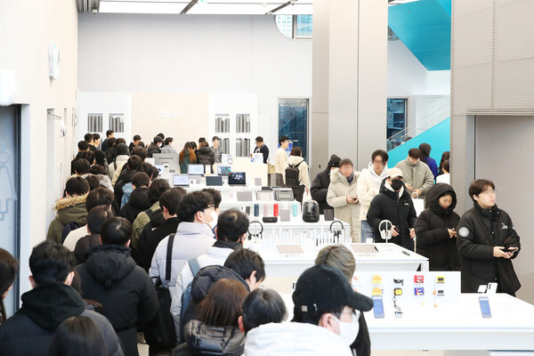 삼성전자는 지난해 2월 출시한 '갤럭시 S25 시리즈'가 지난 8월 1일 국내 판매 300만대를 기록했다고 밝혔다. 사진은 지난 2월 4일 삼성 강남에서 '갤럭시 S25 시리즈' 사전 개통을 위해 방문한 고객들 모습. / 삼성전자