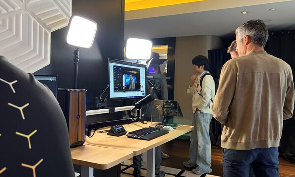 전시장을 찾은 관람객들이 제품을 살펴보고 있다. / 커세어