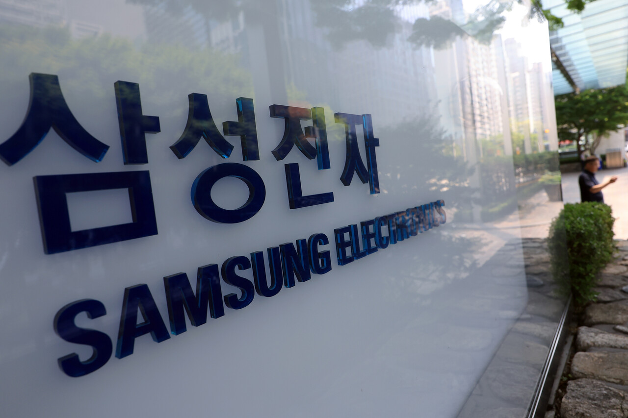 서울 서초구 삼성전자 서초사옥으로 직원 등이 오가고 있다. / 뉴스1