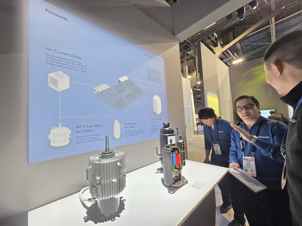 파나소닉 직원이 참관객에게 칠러 등 데이터센터 냉각시스템에 대해 설명하고 있다. / 이선율 기자