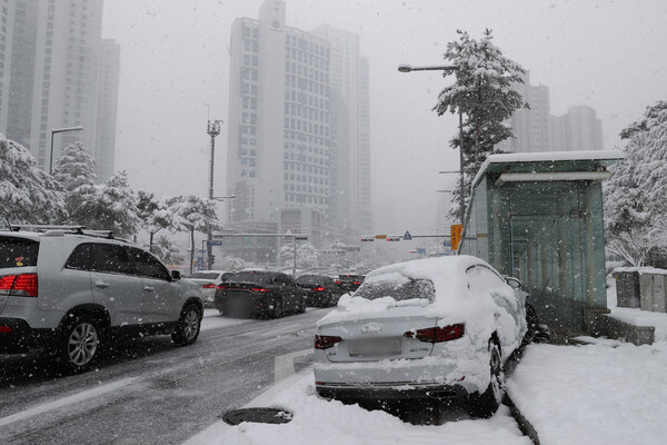 지난해 11월 말 경기 수원시 영통구 일대에서 빙판길 교통사고가 발생해 차량이 인도 위로 올라가 있다 / 뉴스1