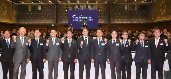 왼쪽부터 김영훈 노동부 장관, 류진 한경협 회장, 구윤철 재경부 부총리, 장동혁 국민의힘 대표, 김민석 국무총리, 최태원 대한상의 회장, 정청래 민주당 대표, 김정관 산업부 장관, 윤진식 무역협회 회장, 김성환 기후부 장관, 김기문 중기중앙회 회장이 기념사진을 촬영하고 있다. / 대한상의